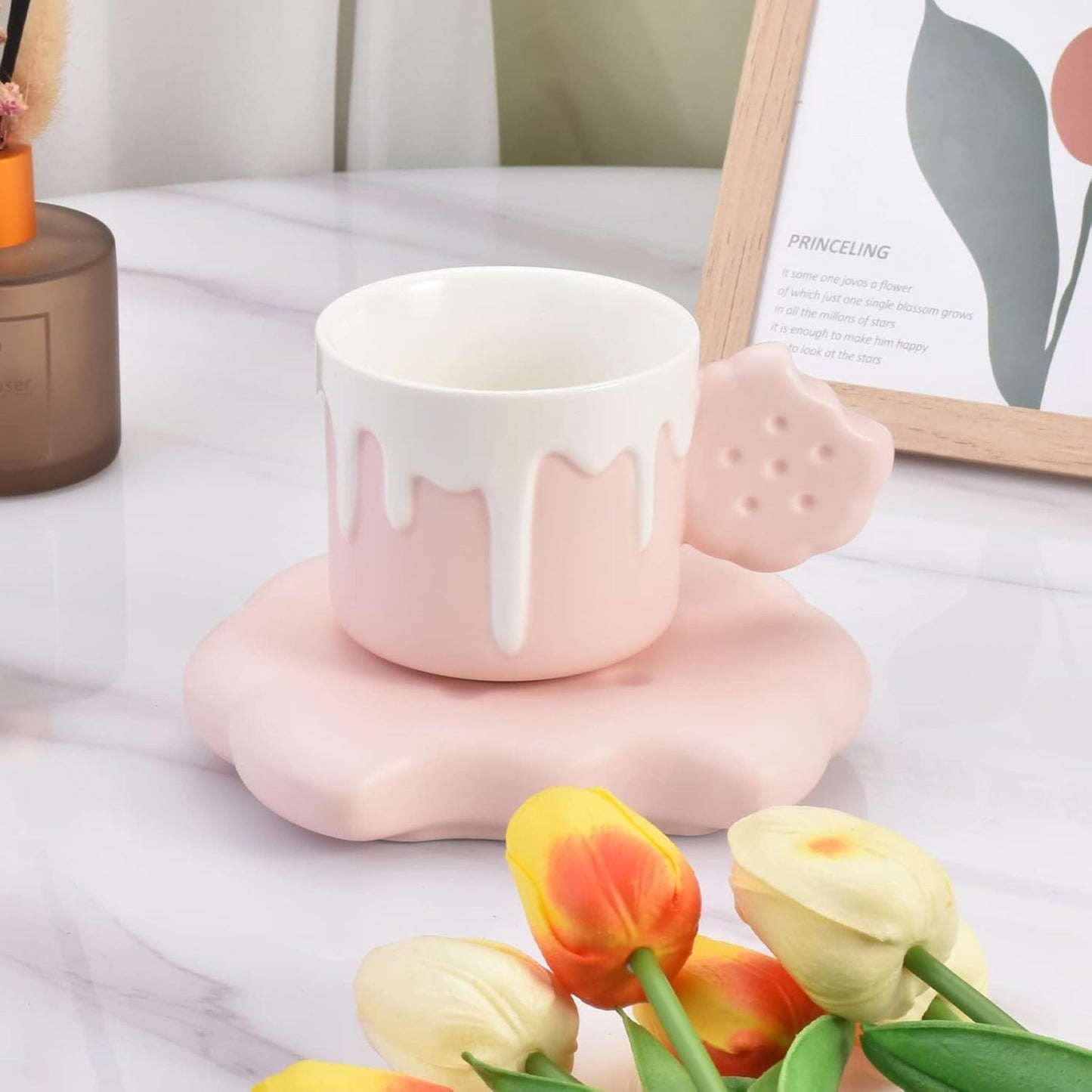 Bite biscuit cup and saucer set