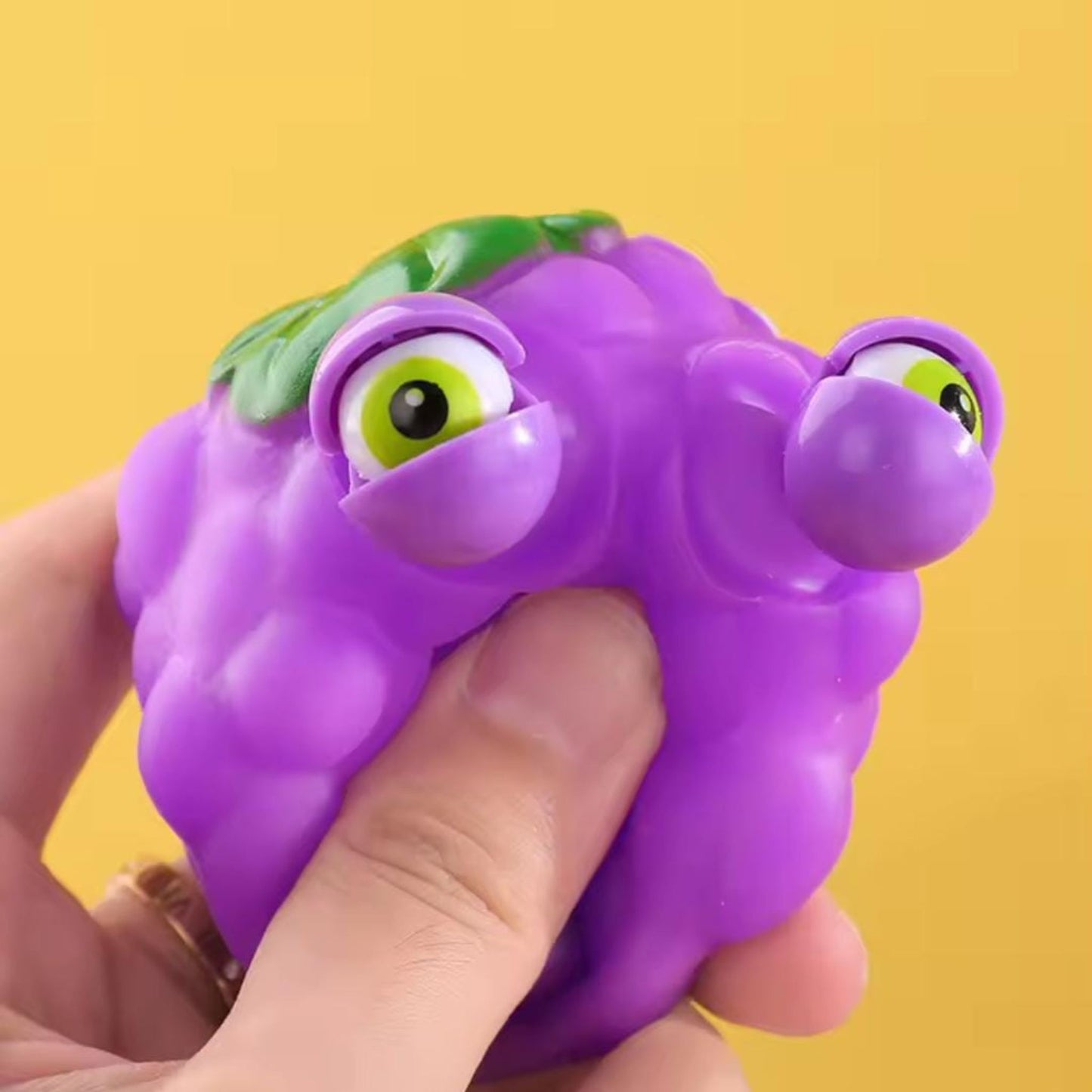 Eye bobbling graphes squishy toy