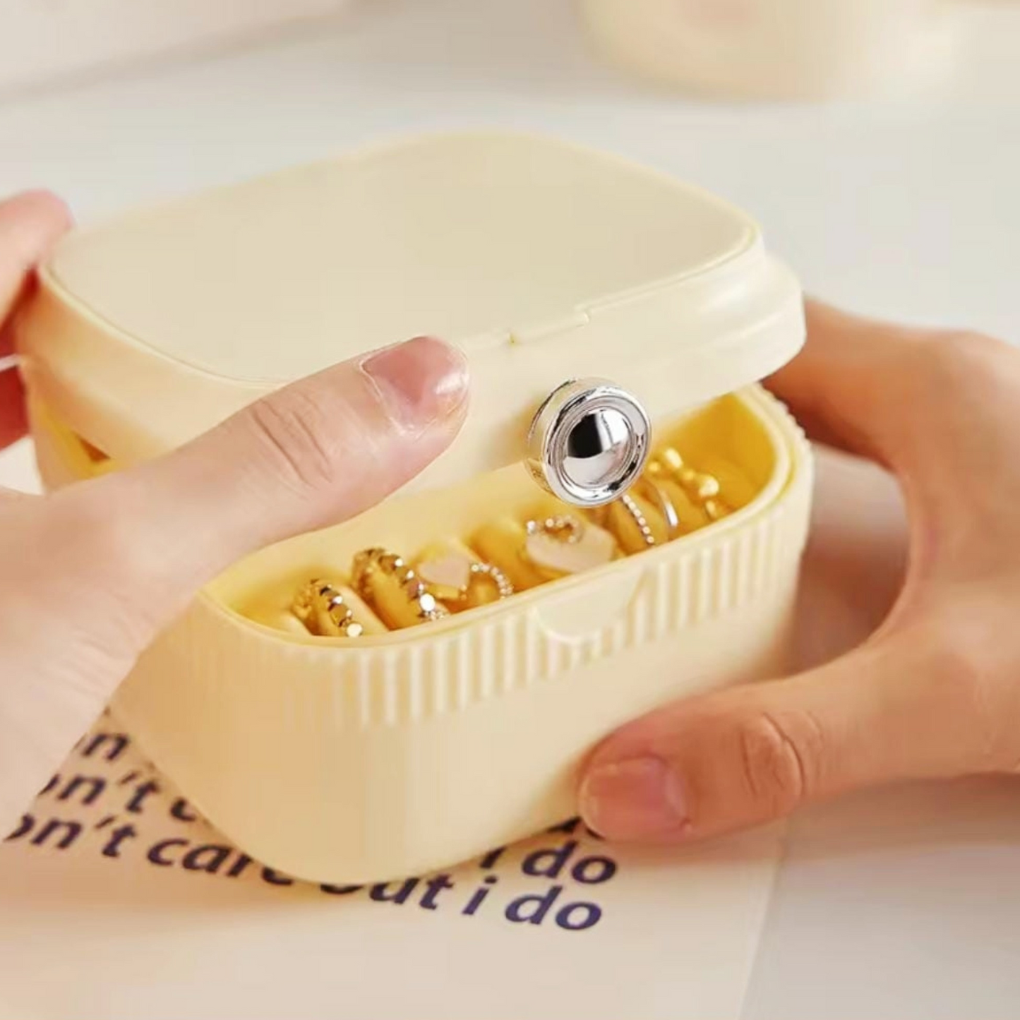 Portable jewellery organizer