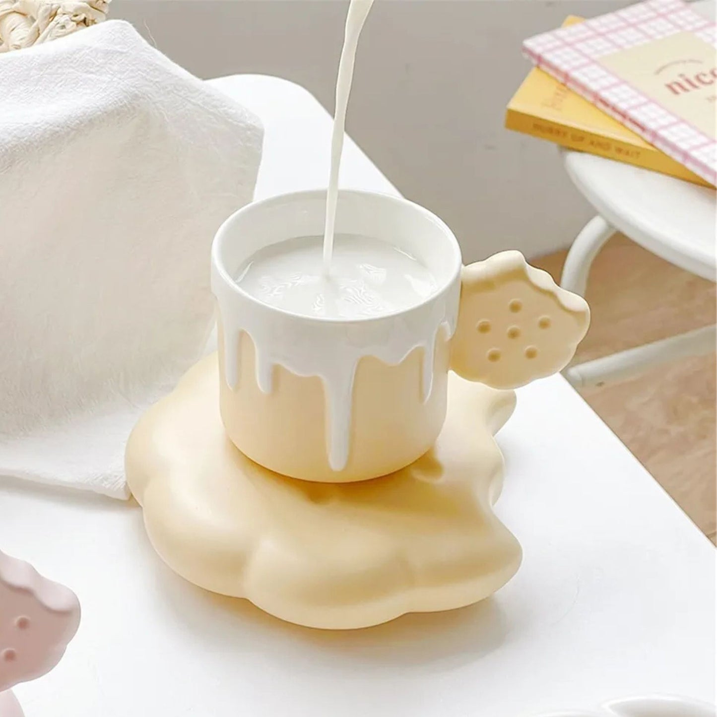 Bite biscuit cup and saucer set